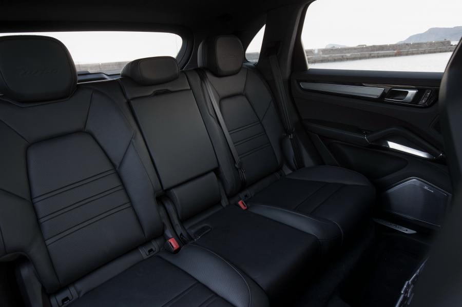 Интерьер Porsche Cayenne Turbo 2017 года  (WW) (фото 30 из 45)